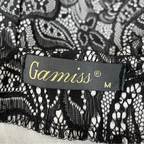 Gamiss lace dress with shoulder detail size medium - Picture 5 of 5